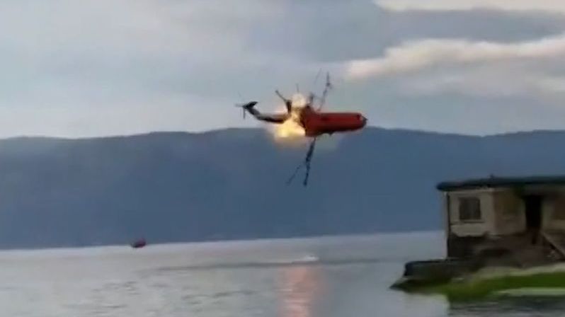Kamera zachytila, jak čínský hasící vrtulník začal sám hořet a spadl do jezera