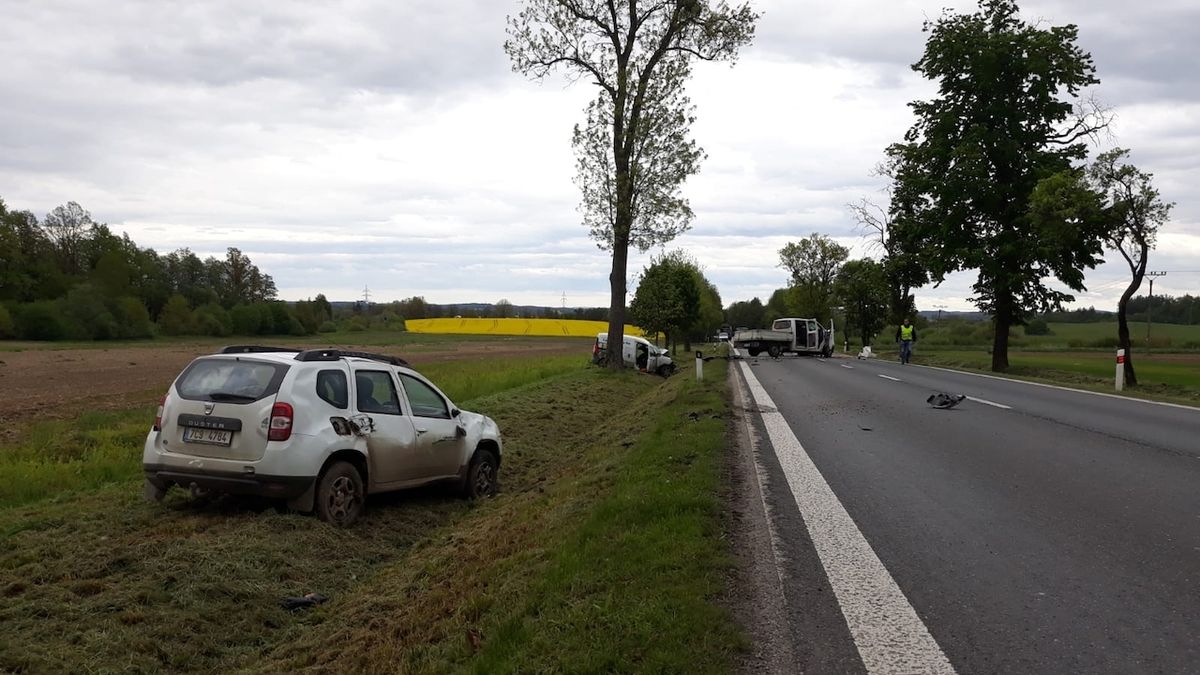 Srážka tří aut na Jindřichohradecku skončila tragicky.