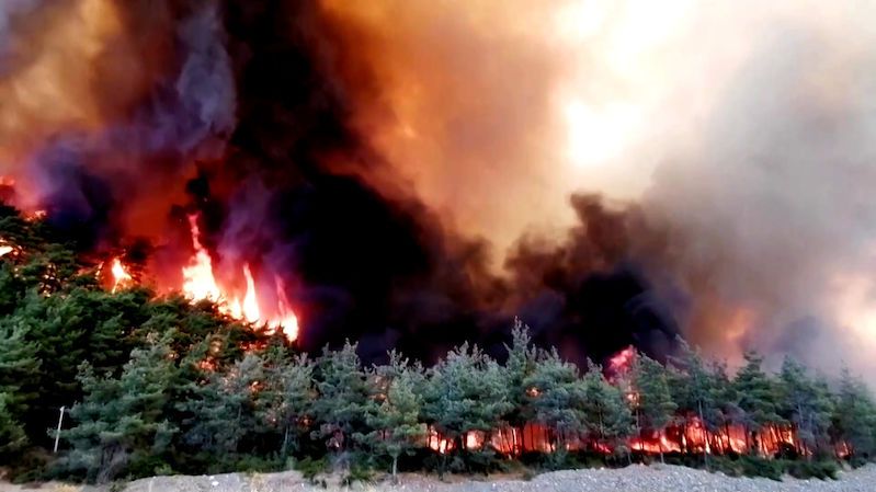 Z tureckých letovisek evakuují turisty, ohrožují je požáry