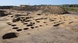 Zvláštní hroby, šperky, mince. Archeologové si z okolí chystané D1 odvezli přes tisíc beden