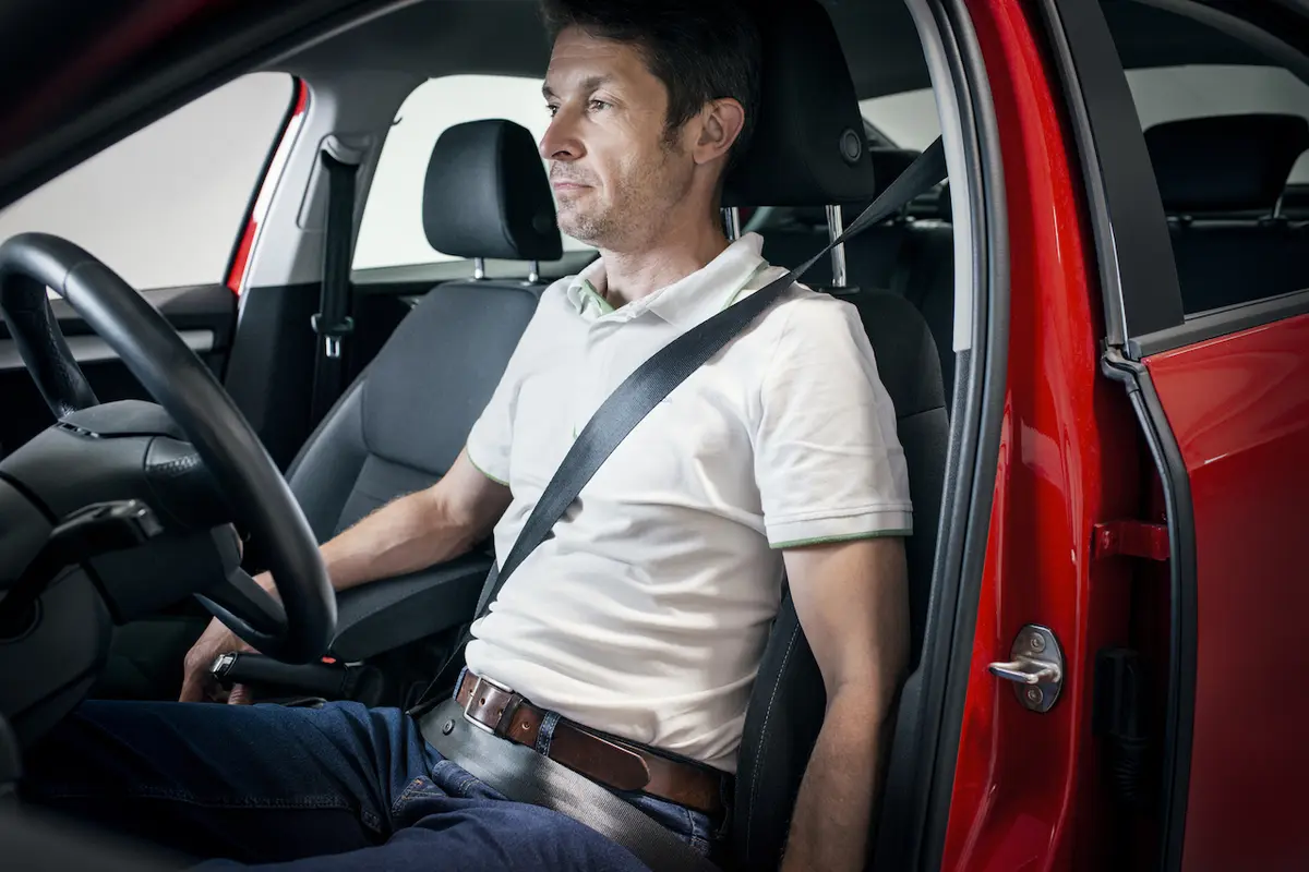 Správný sklon opěradla a nastavení výšky ukotvení bezpečnostních pásů zamezí i podklouznutí řidiče pod pásem při nehodě.