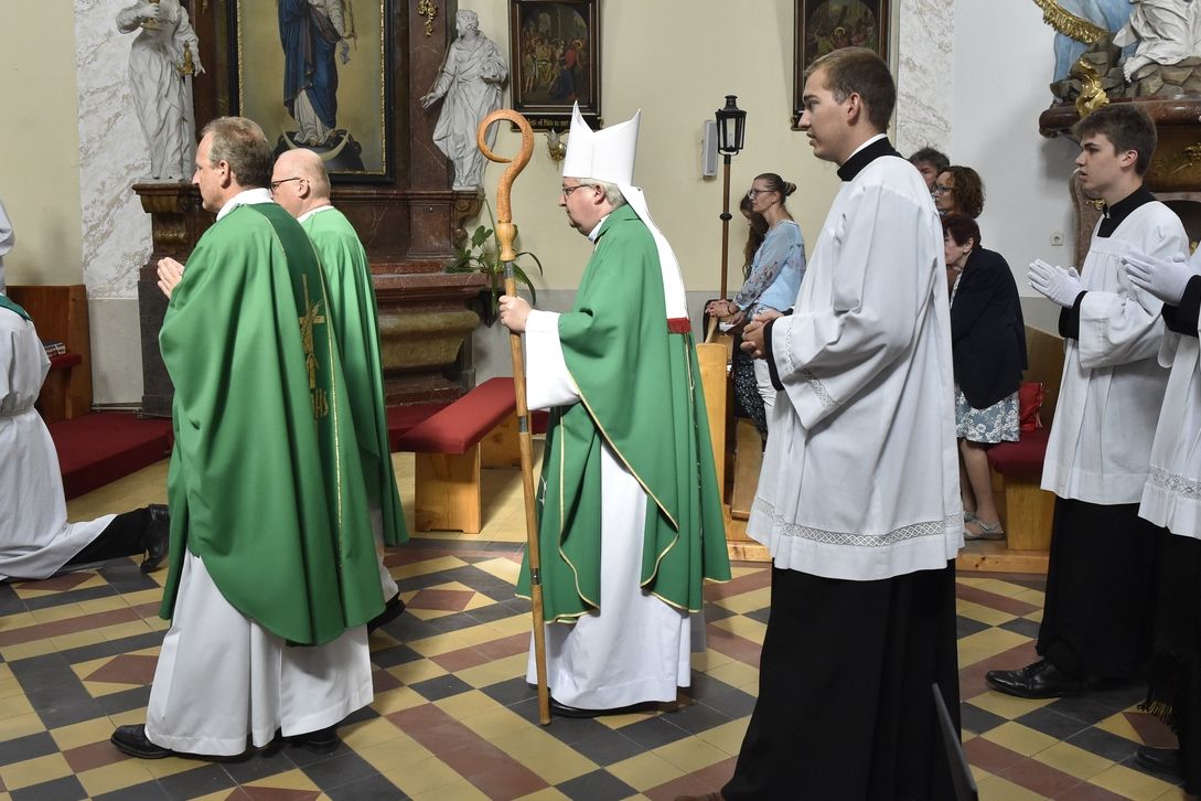 Brněnský pomocný biskup Pavel Konzbul (uprostřed) slouží 4. července 2021 mši v poničeném kostele v Moravské Nové Vsi na Břeclavsku. 