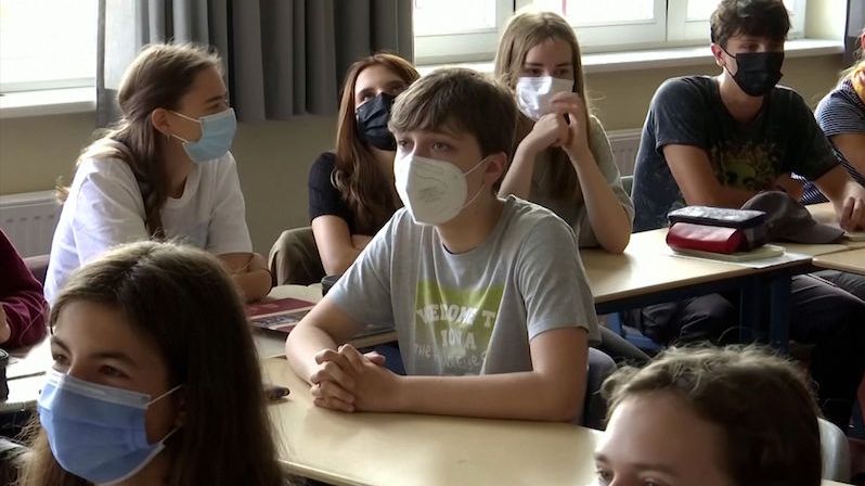 Němečtí žáci se vrátili do tříd. S rouškami