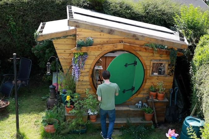 BEZ KOMENTÁŘE: Skot si splnil svůj dětský sen a postavil si na zahradě dílnu jako hobití domek