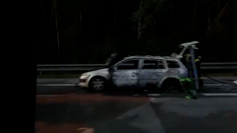 Na D1 hořelo auto, někteří řidiči v koloně couvali