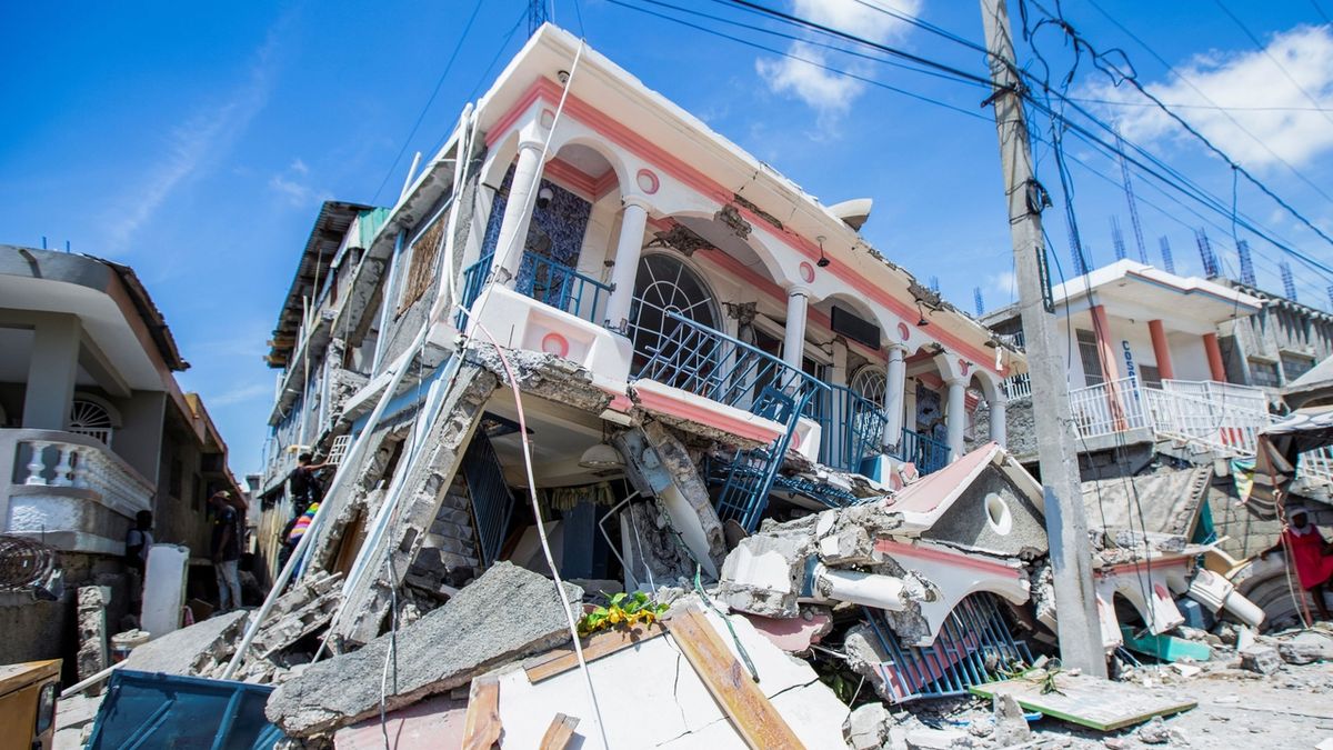 Z některých domů zbyla jen hromada sutě. Obětí zemětřesení na Haiti je už 724