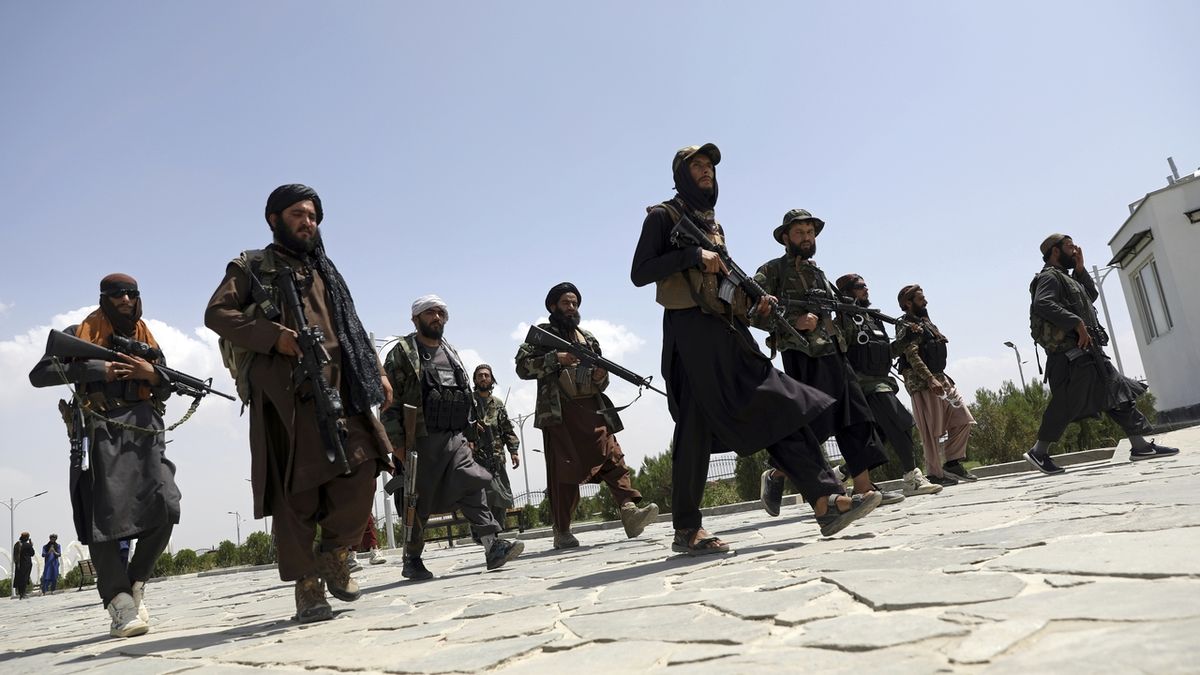 Tvoříme historii, zní z Tálibánu a slaví se první afghánské ráno po 20 letech bez vojáků USA