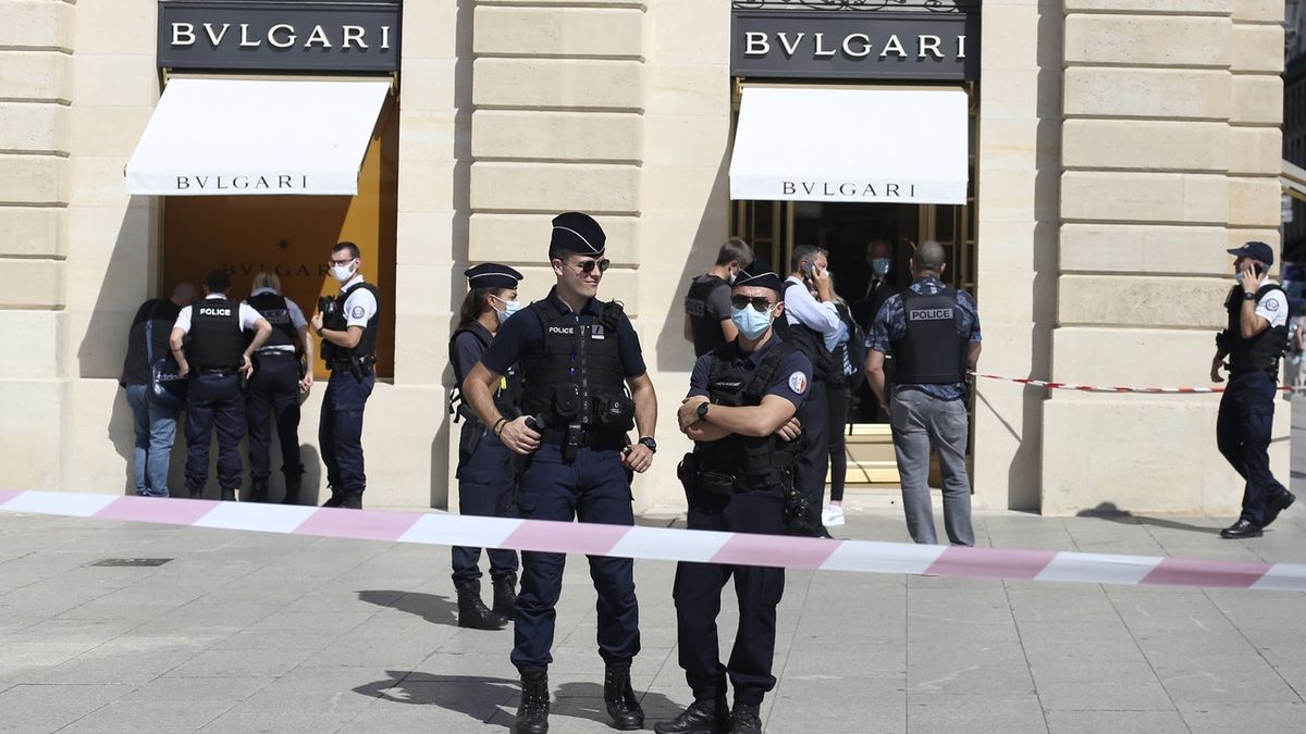 Lupiči v Paříži ukradli šperky za čtvrt miliardy
