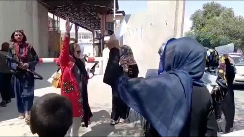 Afghánské ženy v Kábulu demonstrovaly za svá práva. Tálibové na ně přišli s bičem
