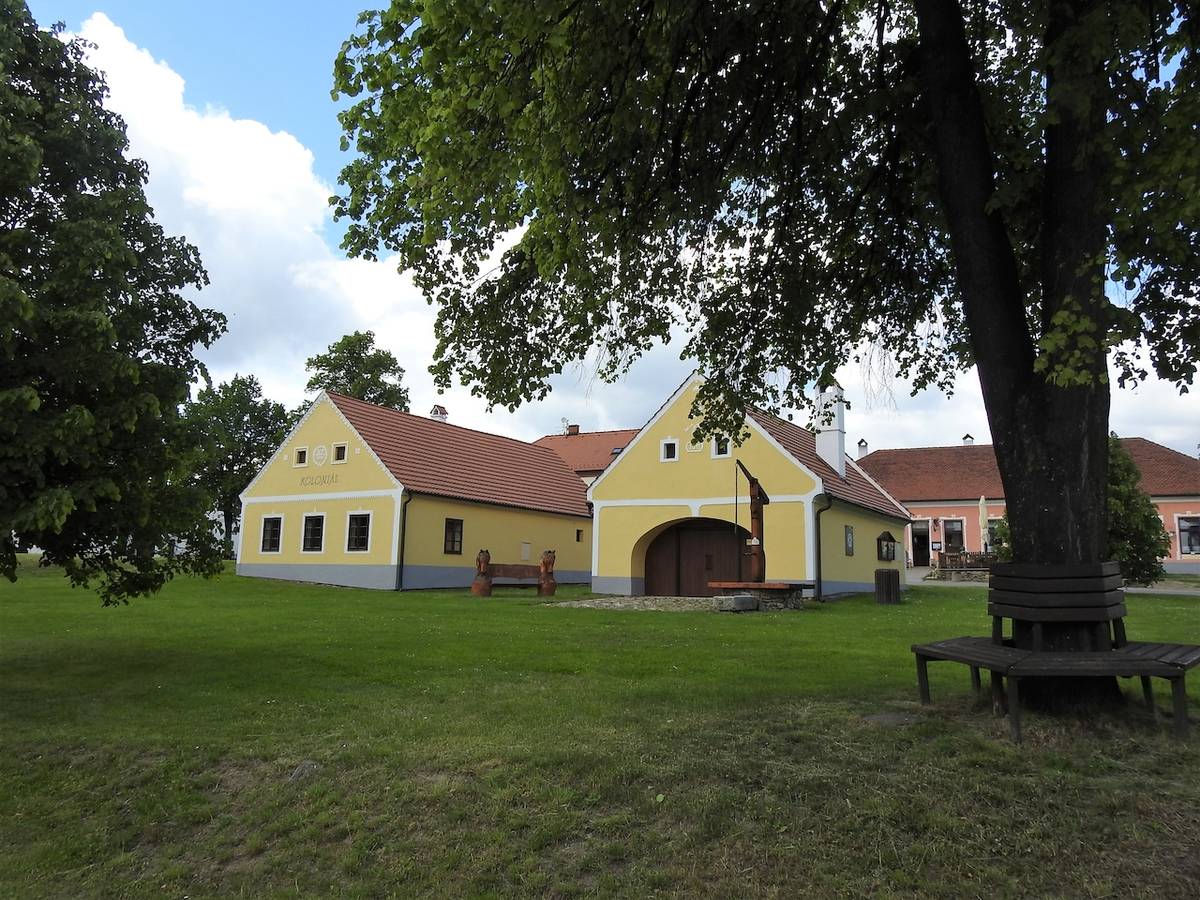 Náves s koloniálem