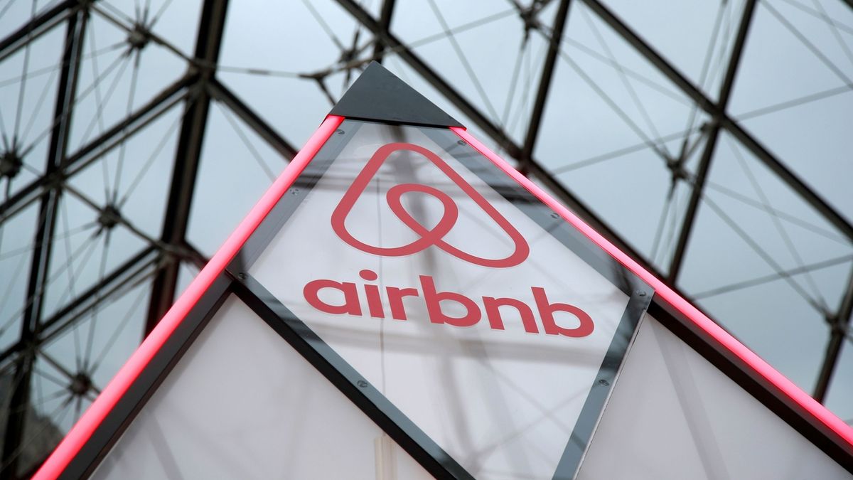 Airbnb stoupl zisk, překonal Booking