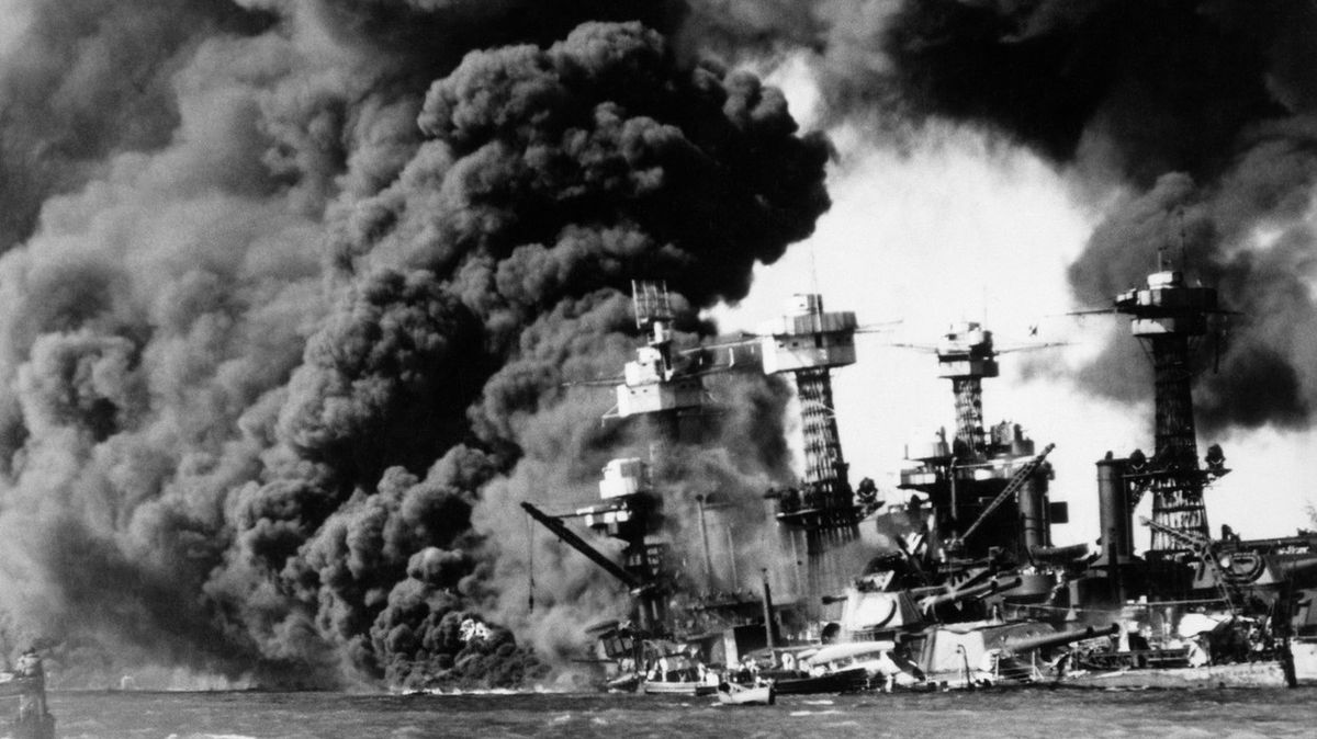 Hořící lodě po japonském útoku na Pearl Harbor