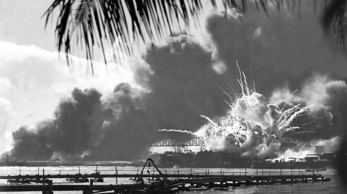 Zásah americké lodi USS Shaw při útoku na Pearl Harbor