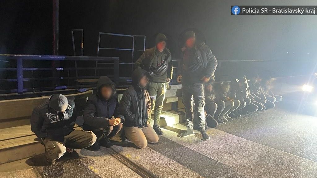 Slovenští policisté zastavili fabii, do které se naskládalo 11 syrských migrantů