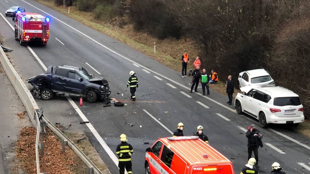 Na dálnici D10 u Prahy se srazila čtyři auta