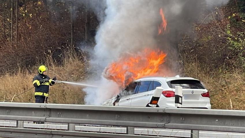 BMW jedoucí po dálnici D1 začalo hořet. Řidič stačil zajet ke krajnici