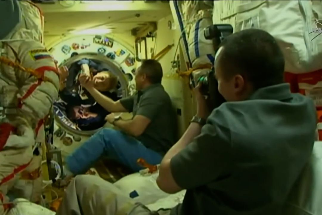 Japonští vesmírní turisté vstupují na palubu ISS