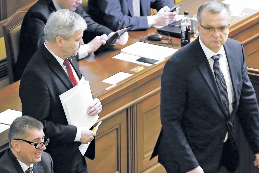 Usmívající se Andrej Babiš a vážný Miroslav Kalousek ve středu ve Sněmovně