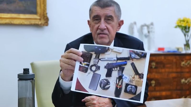 Premiér Andrej Babiš ukazuje zbraně, které měl údajný útočník u sebe.