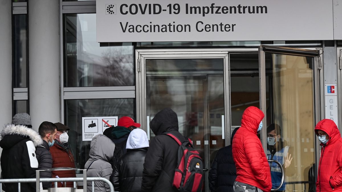 Zákaz vstupu neočkovaných do obchodů, povinná vakcinace. Merkelová jedná o zpřísnění