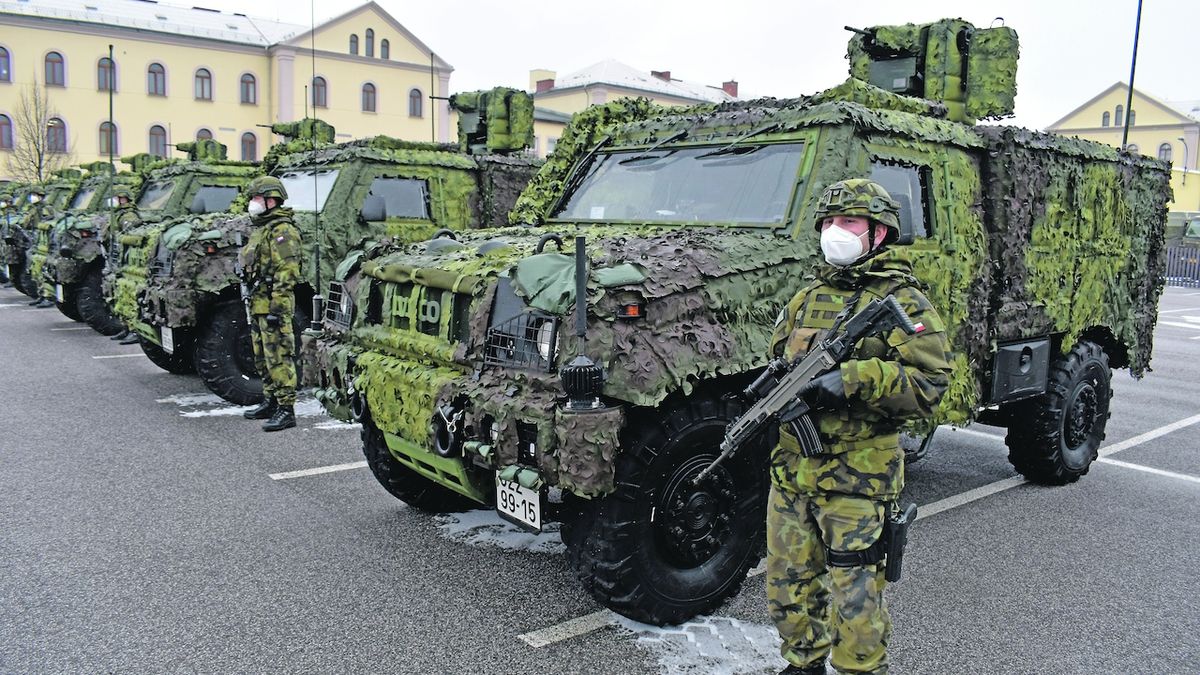 Vojáci převzali první vozy české výroby