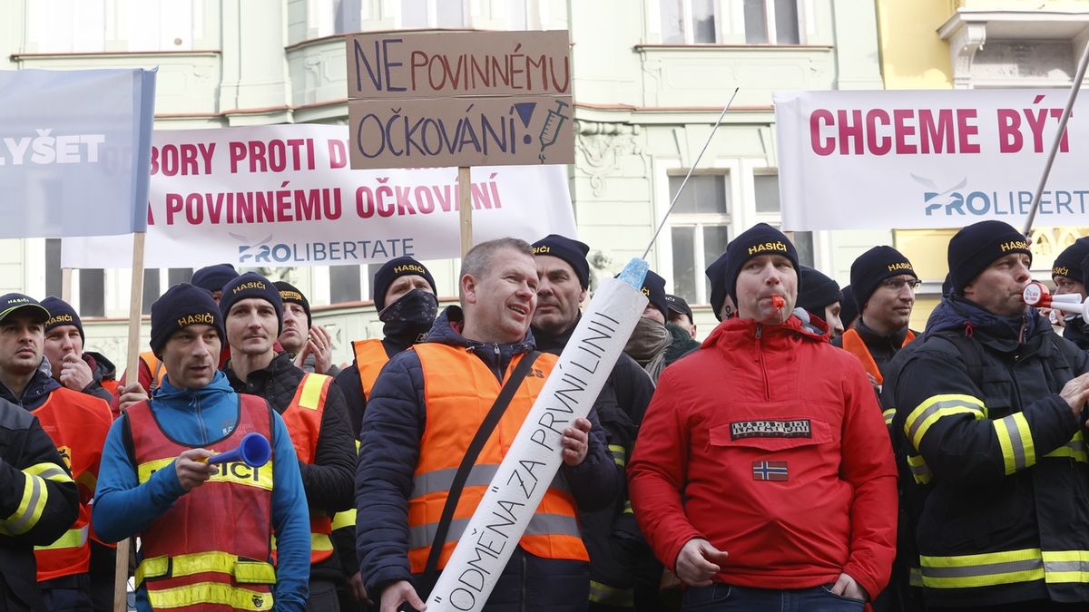 Před budovou ministerstva vnitra na pražské Letné ve čtvrtek odpoledne protestovali lidé proti povinnému očkování proti covidu.
