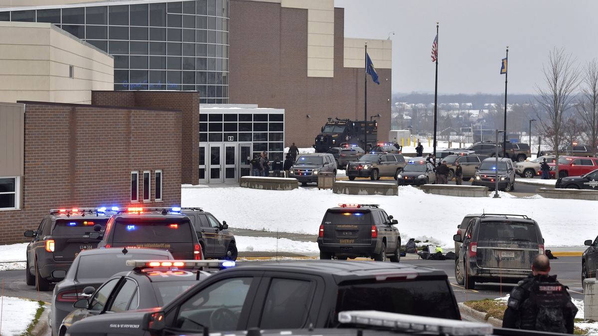 Škola v americkém státě Michigan, v obci Oxford, kde patnáctiletý hoch střílel do spolužáků.