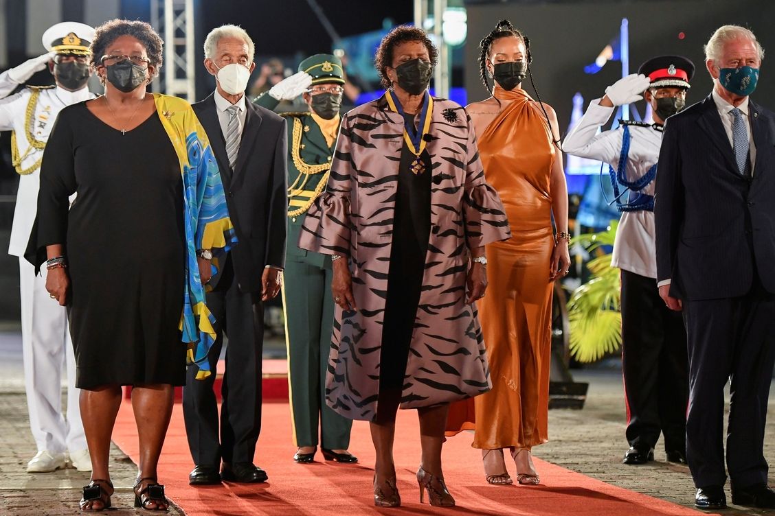 Premiérka Barbadosu Mia Mottleyová (vlevo), uprostřed prezidentka Sandra Masonová, zpěvačka Rihana a zcela vpravo britský korunní princ Charles 