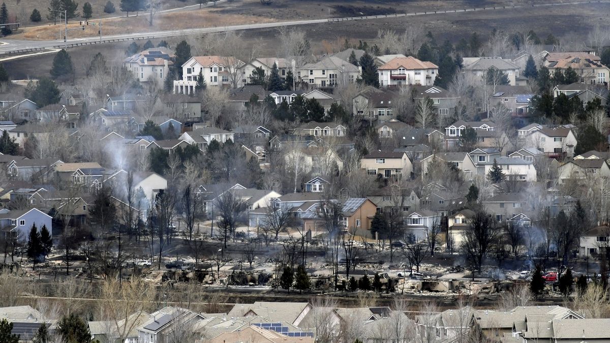 Požár v Coloradu zničil téměř tisíc domů, pohřešují se tři lidé