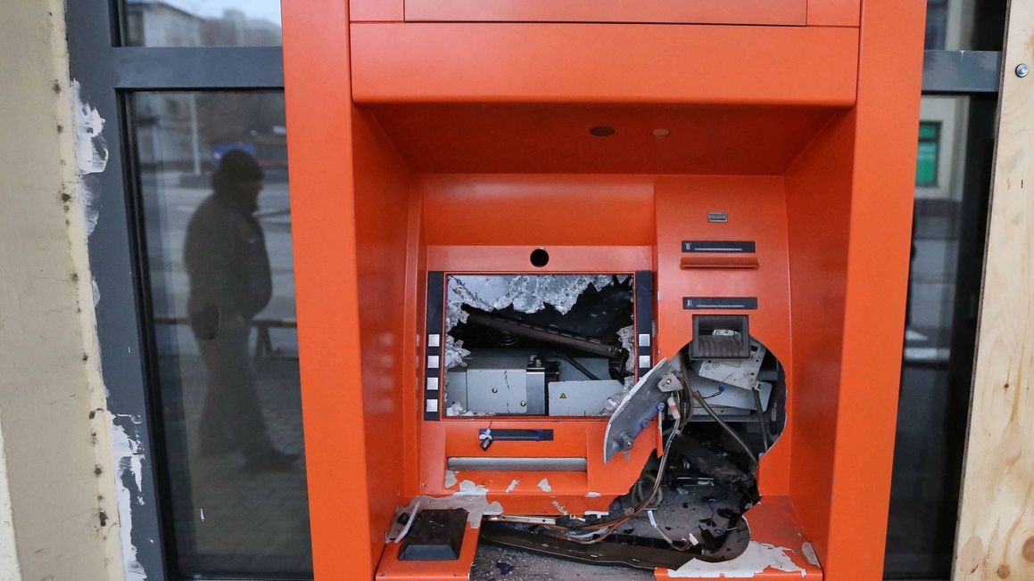 Vrtačkou i explozemi se muž z Karlovarska dobýval ve Švýcarsku do bankomatů. Vyjednal si podmínku