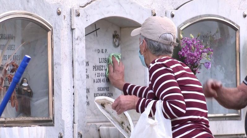 Na Dušičky obyvatelé La Palmy odstraňují sopečný prach ze hřbitovů