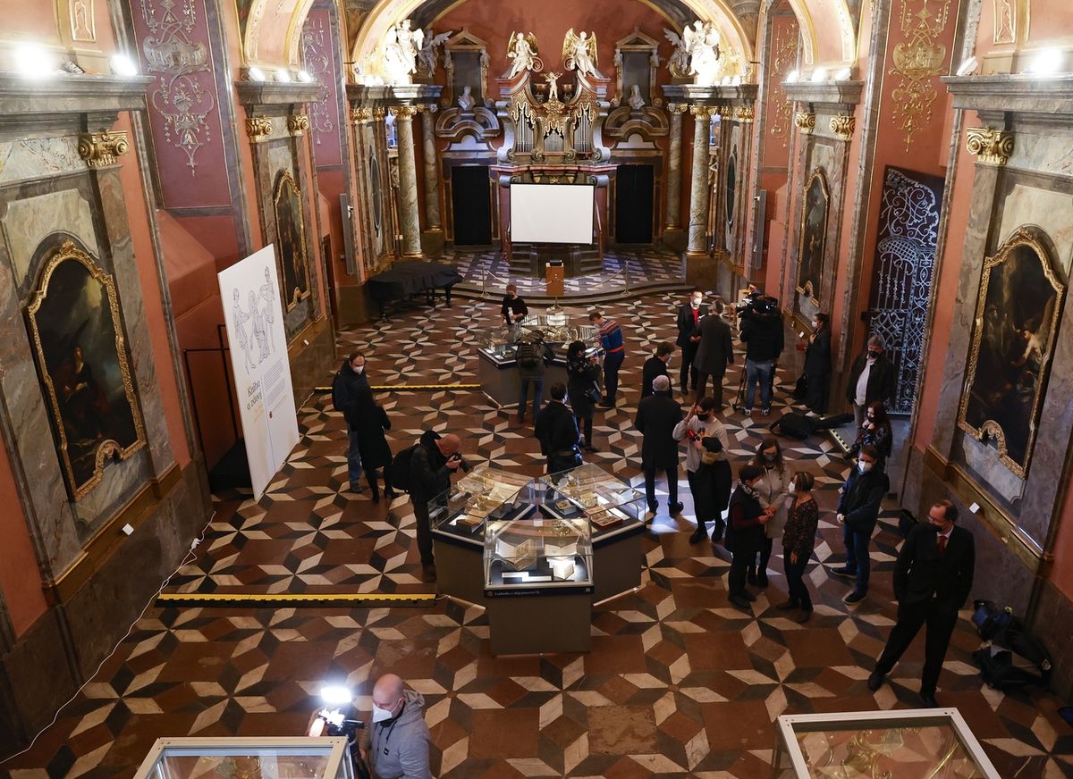 Rukopisy byly instalovány v Zrcadlové kapli pražského Klementina v rámci výstavy Kniha a závoj...