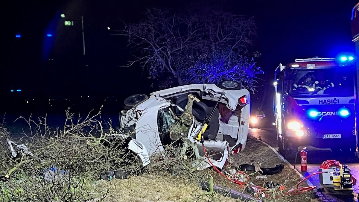 Auto na okraji Prahy skončilo na střeše, řidič zemřel
