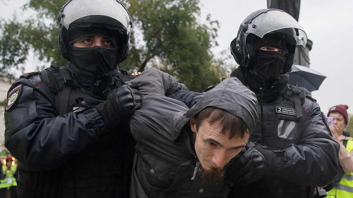 Ruská policie zatkla při demonstracích proti mobilizaci další stovky lidí