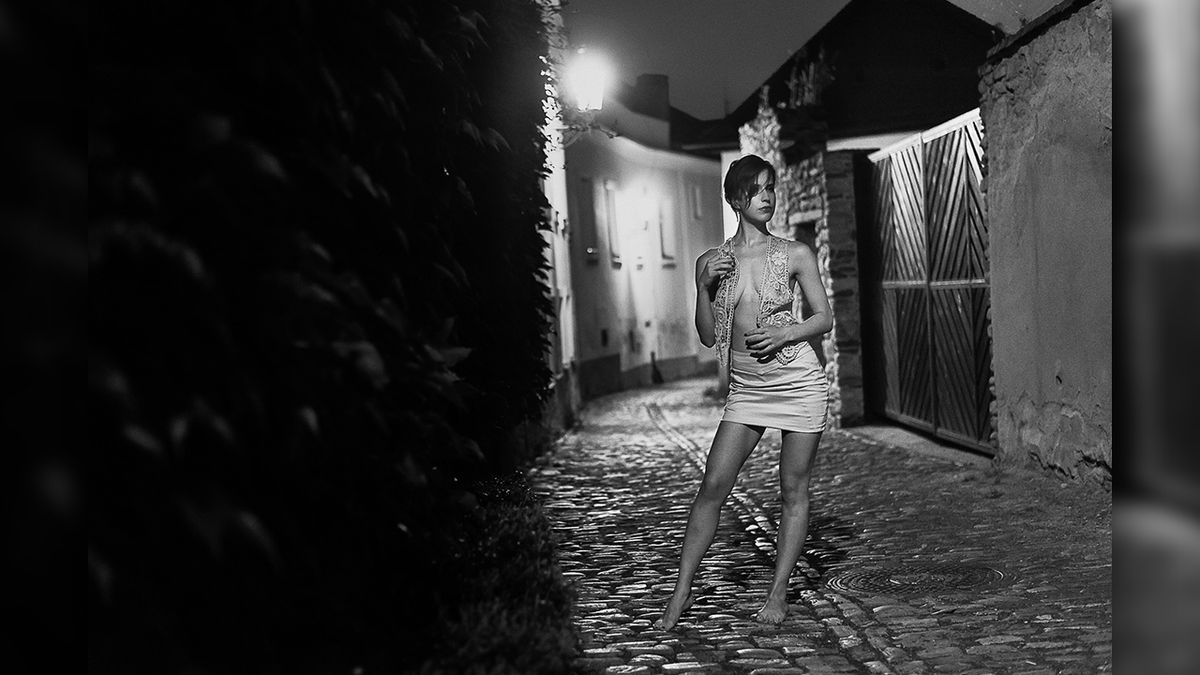 Ženská nahota objevovaná v kutnohorských uličkách