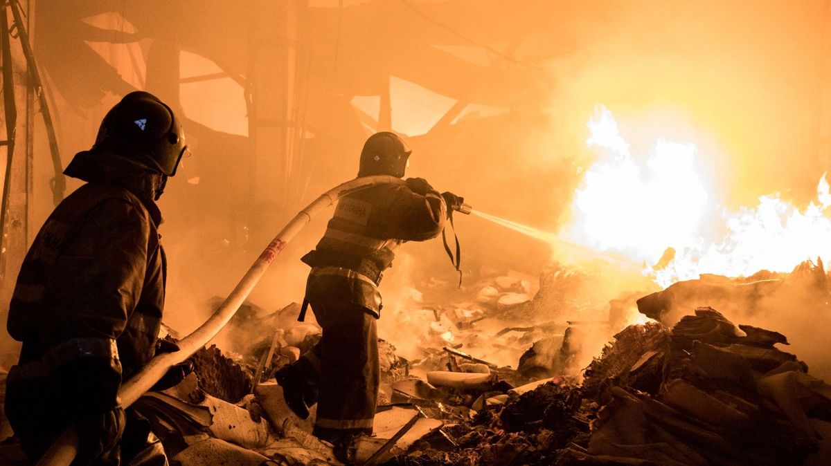 Plameny, exploze a černý kouř. V Novosibirsku hoří sklad