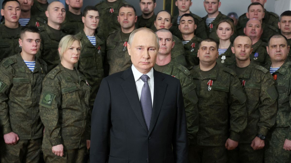 Vojačka, nebo herečka? Tajemná blondýna za Putinem vyvolává spekulace