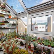 Horní terasa byla proměněna na skleník se sukulenty.
