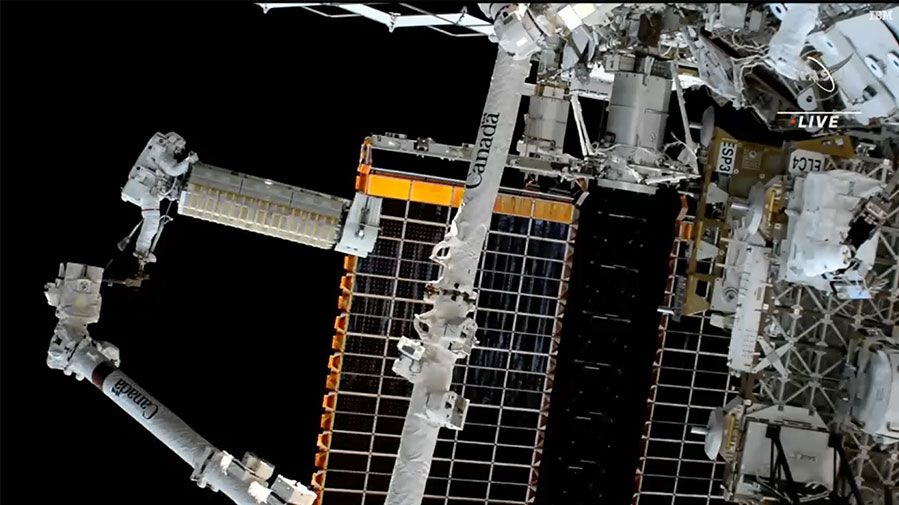 Američtí astronauti nainstalovali na ISS nové solární panely