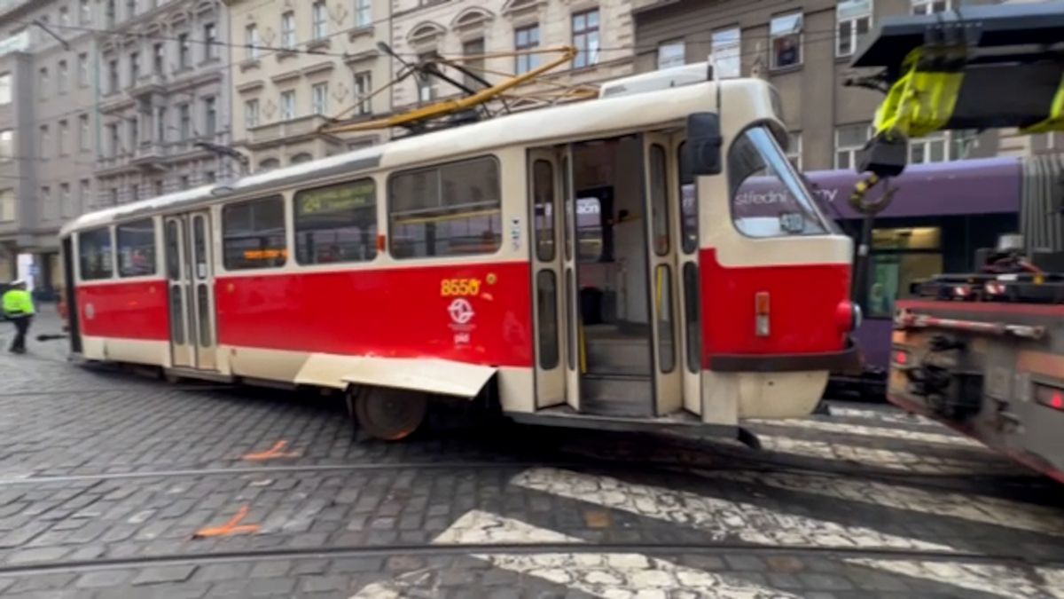 V centru Prahy vjela tramvaj na chodník