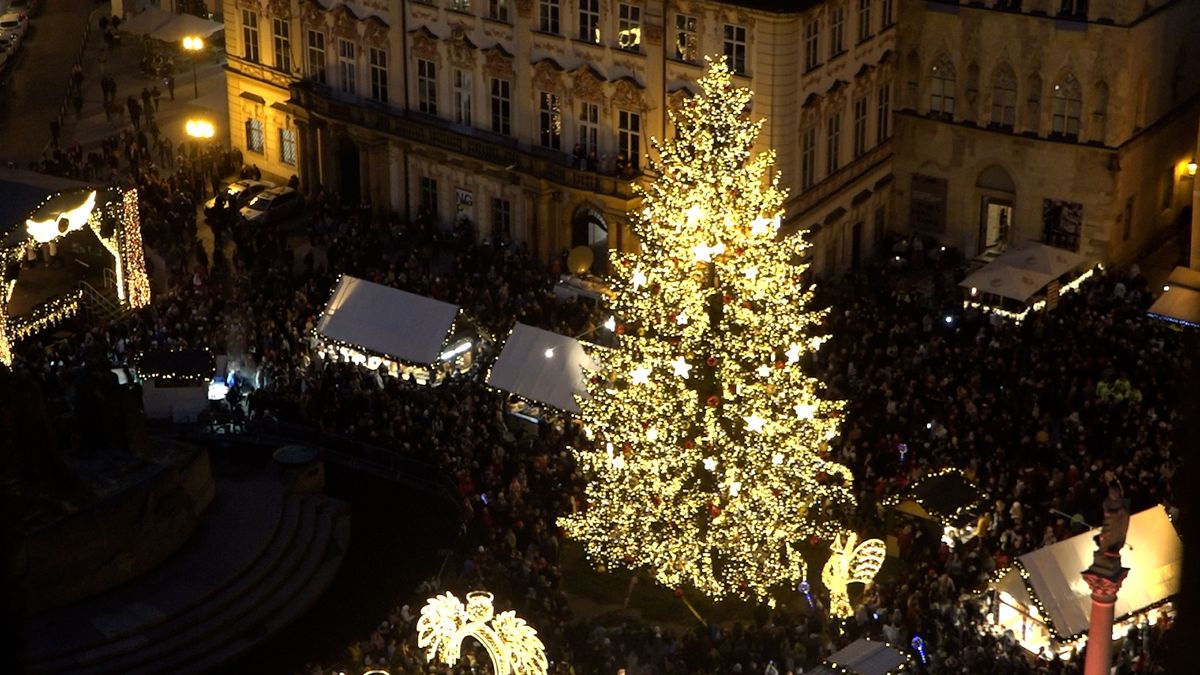 Na pražském Staroměstském náměstí se rozzářil vánoční strom. V doprovodu Karla Gotta