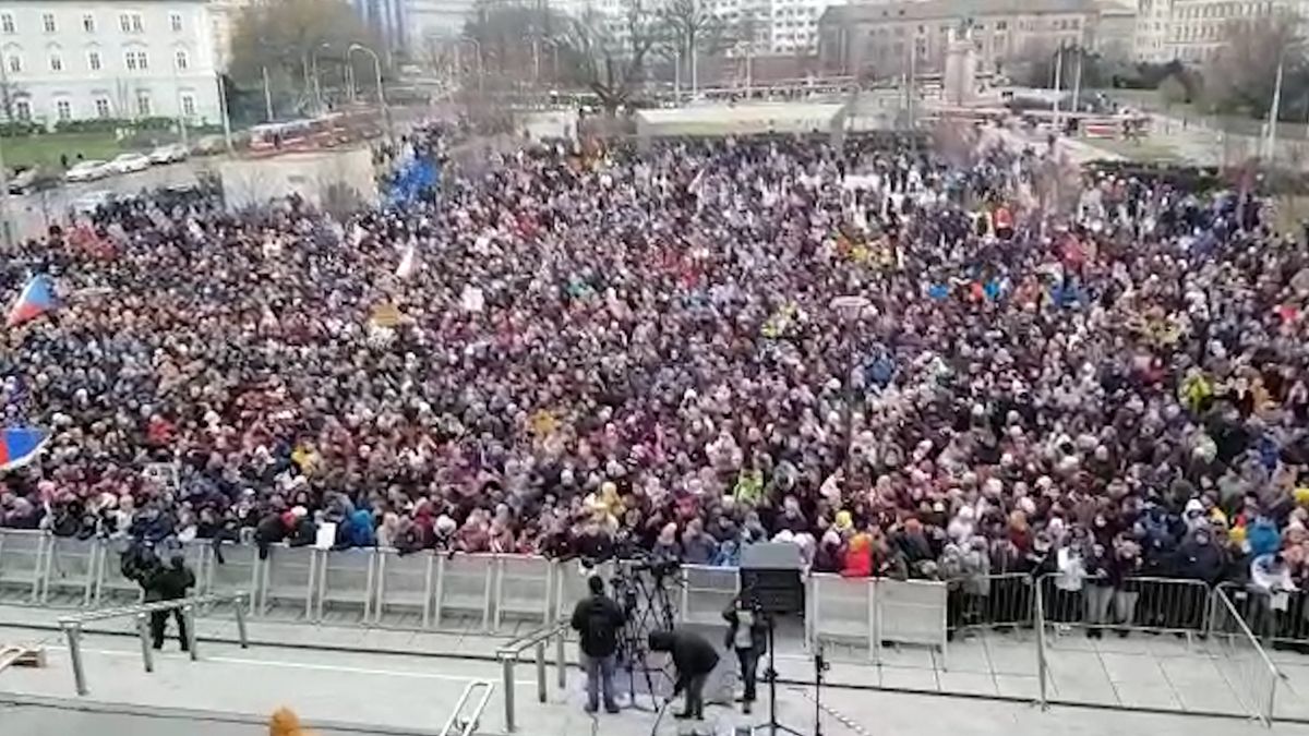 Petra Pavla přivítalo v Brně na osm tisíc lidí, museli zavřít ulici