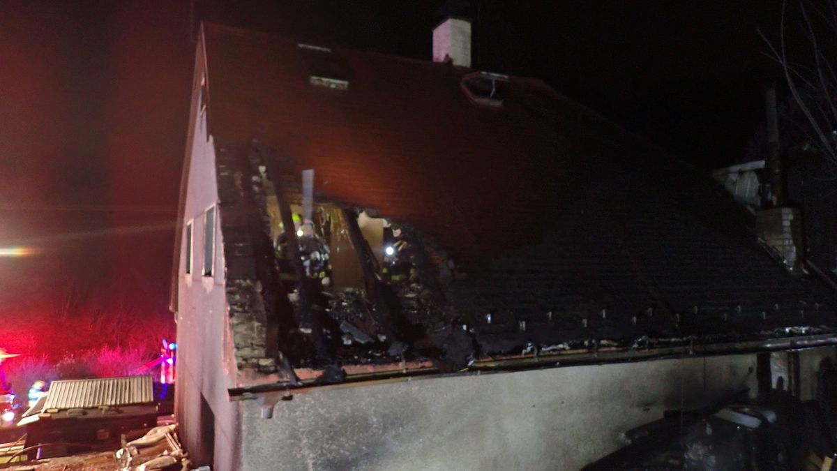 Požár domu ve svahu na Vsetínsku: jeden zraněný a škoda za tři miliony