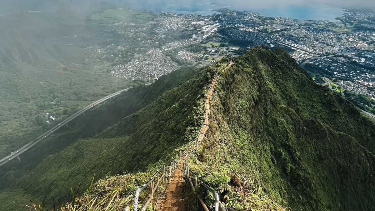 Na Havaji začala demontáž schodů do nebe. Turisté navzdory varováním stále chodí