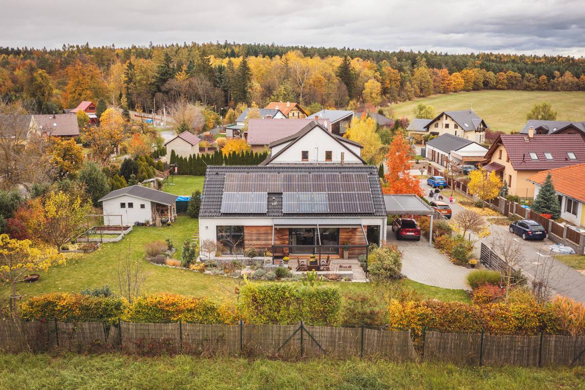 „Přípojky byly připravené na hranicích pozemku. Kupovali jsme ho 7 let poté, co už tady okolní domy stály,“ popisují partneři