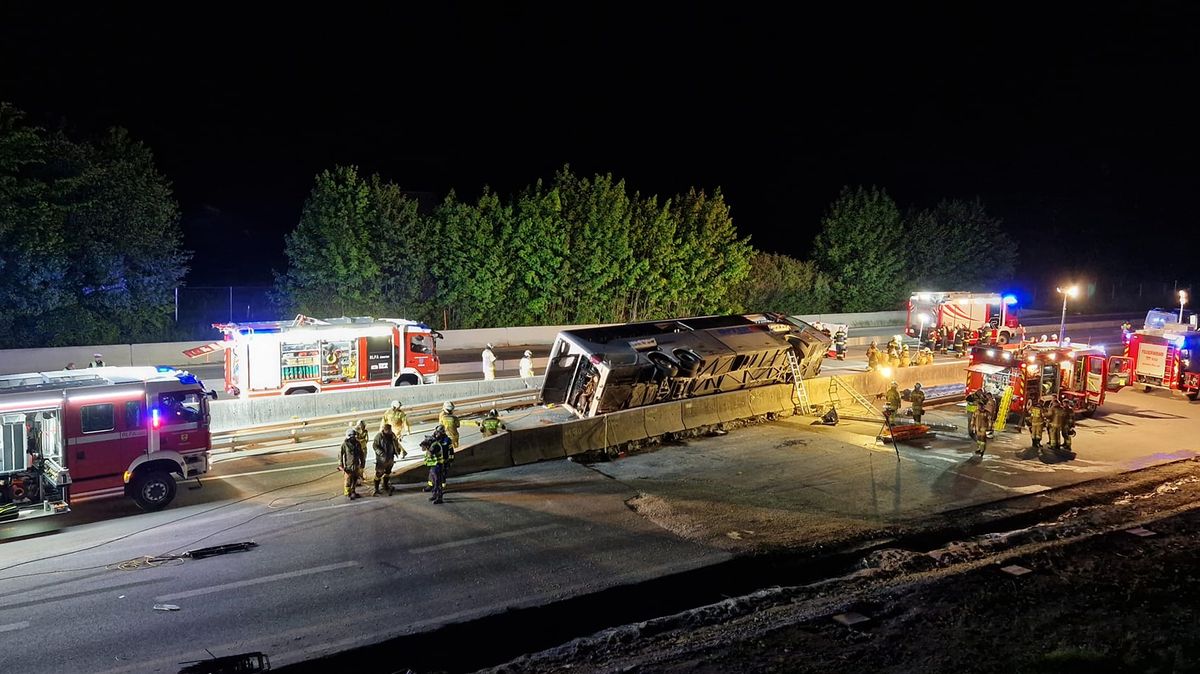 Autobus na dálnici u Salcburku několikrát narazil do betonového děliče a převrátil se na bok, 10 zraněných