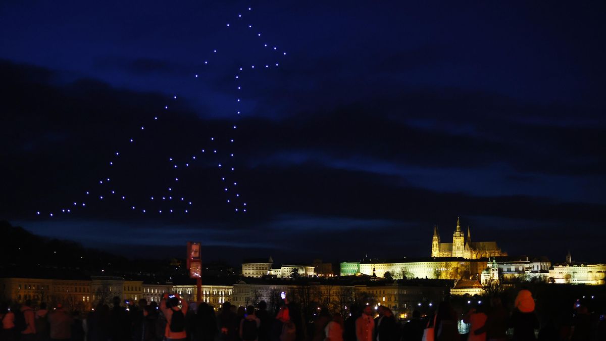 FOTO: Dronová show nad Prahou k uvedení filmu Gump - jsme dvojka