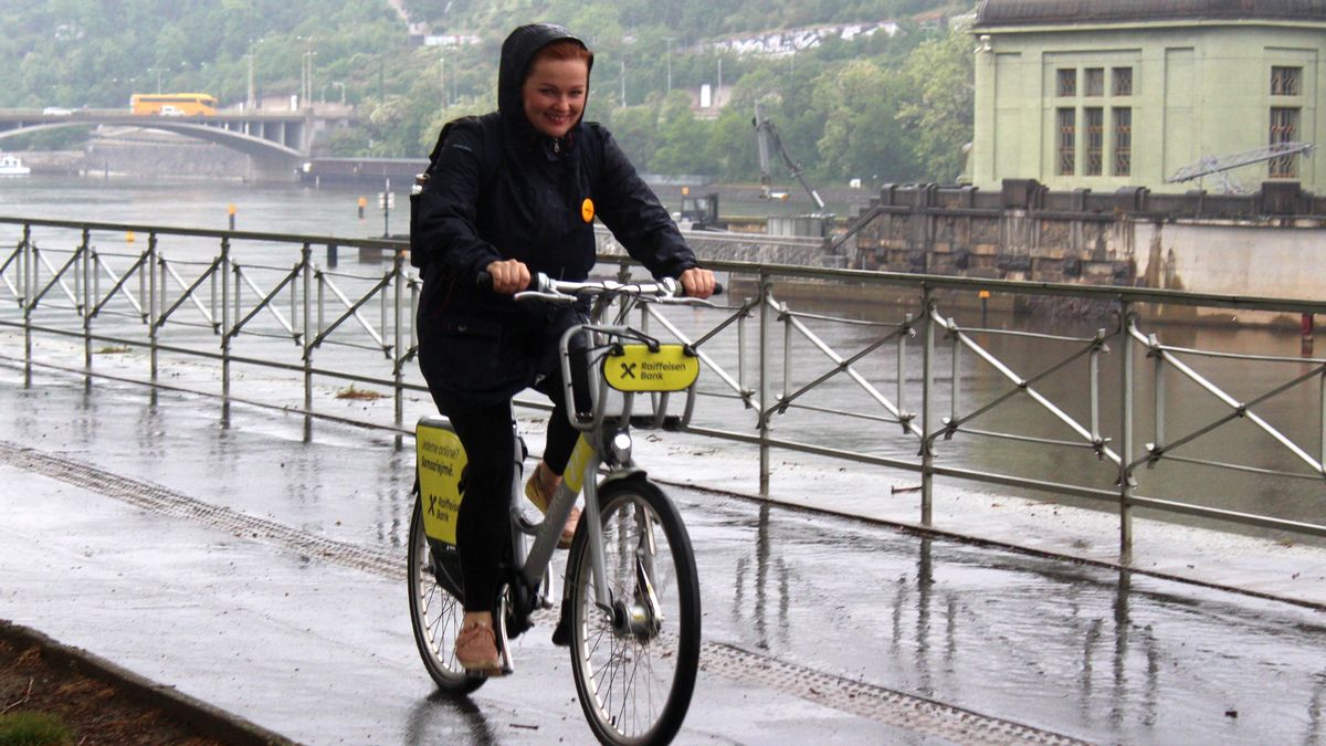 Cyklisté vyrazili do práce na kole. V dešti