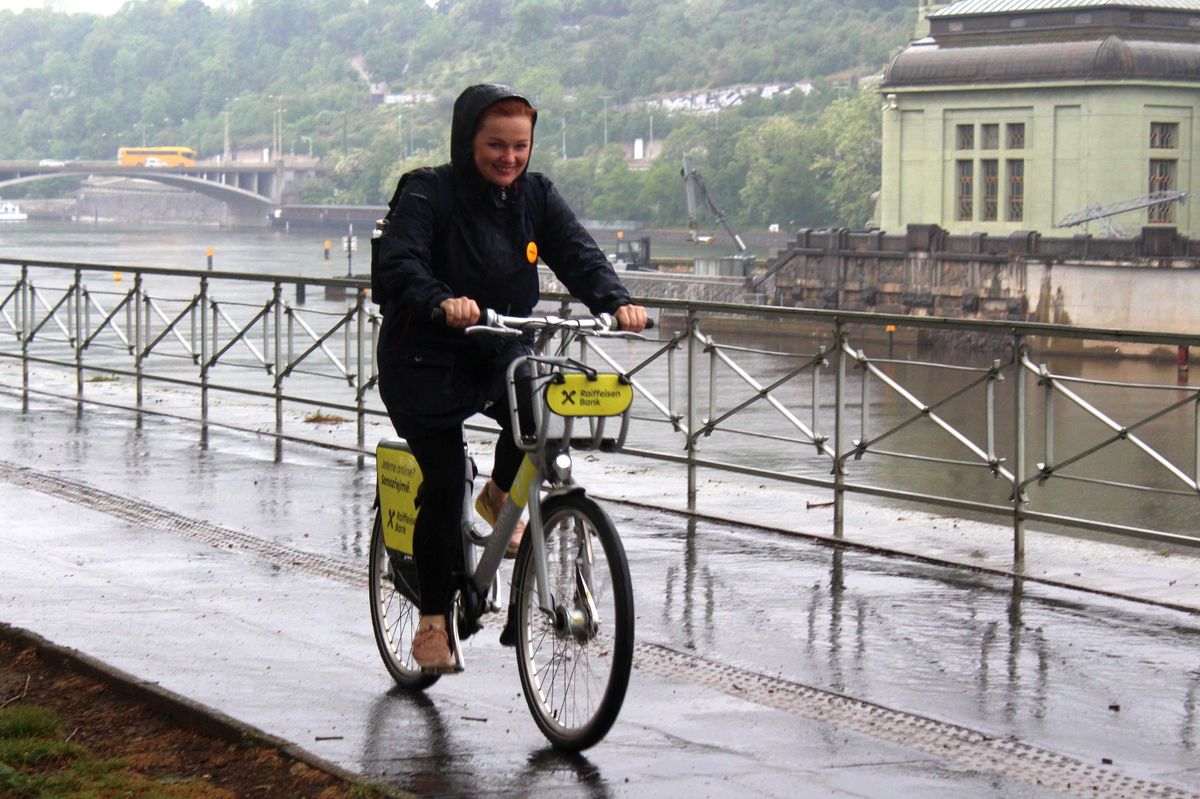 Cyklisté vyrazili do práce na kole. V dešti