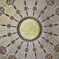 Výzdobě dominují orientální obrazce.